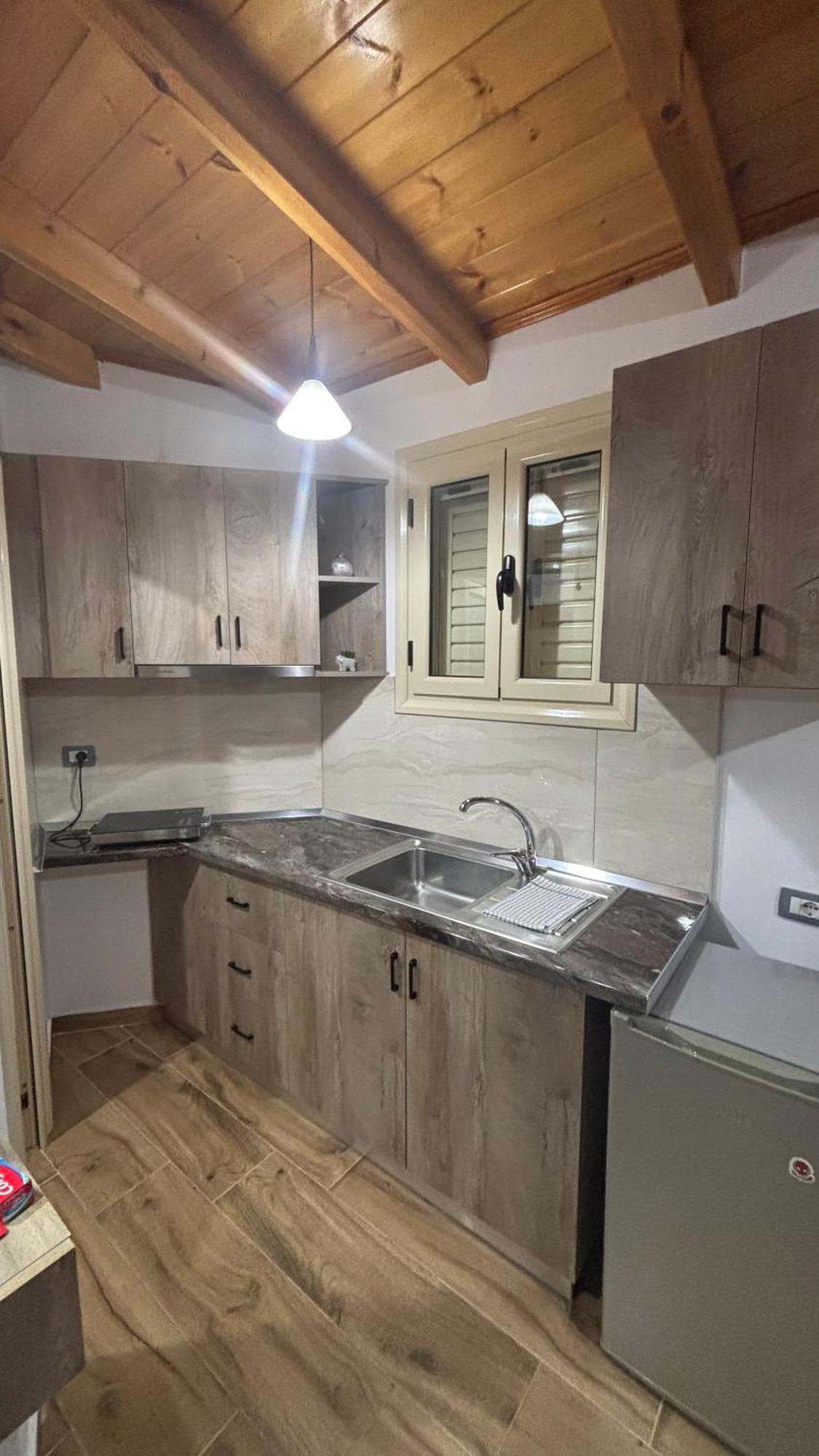 Hotel Vila Andi Zverneci Екстериор снимка
